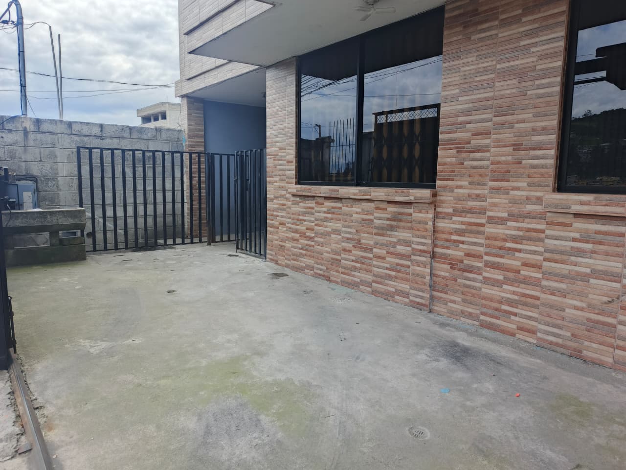 WhatsApp Image 2025-12-16 at 10.20.15 PM (1) Amplia Casa en Venta en Puengasí | 6 Habitaciones | Sector Puente Amarillo