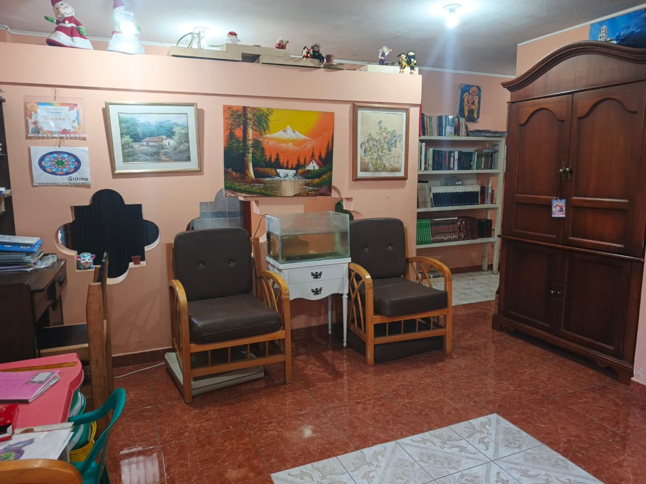 WhatsApp Image 2025-12-16 at 10.20.15 PM (5) Amplia Casa en Venta en Puengasí | 6 Habitaciones | Sector Puente Amarillo