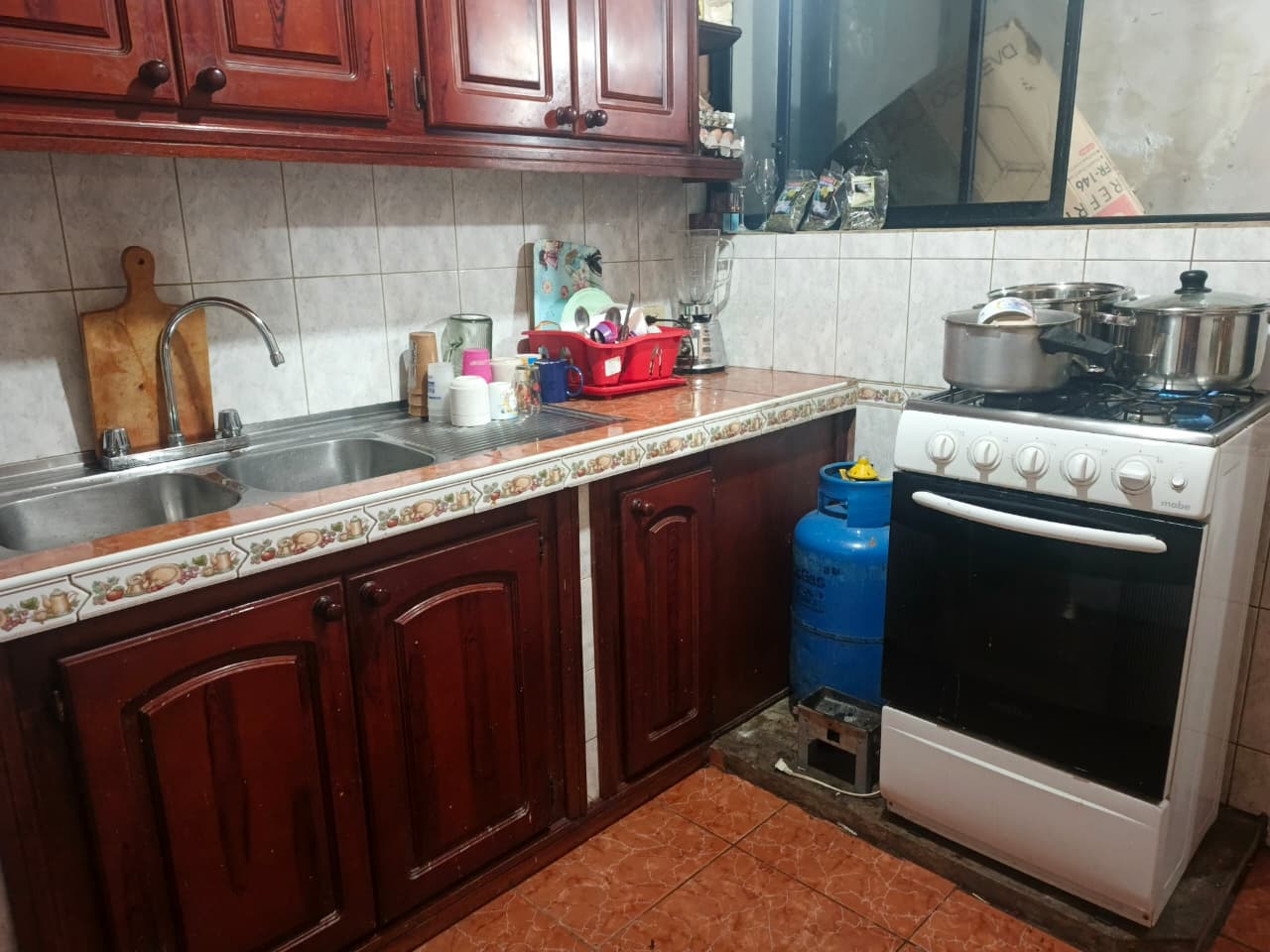 WhatsApp Image 2025-12-16 at 10.20.16 PM (3) Amplia Casa en Venta en Puengasí | 6 Habitaciones | Sector Puente Amarillo