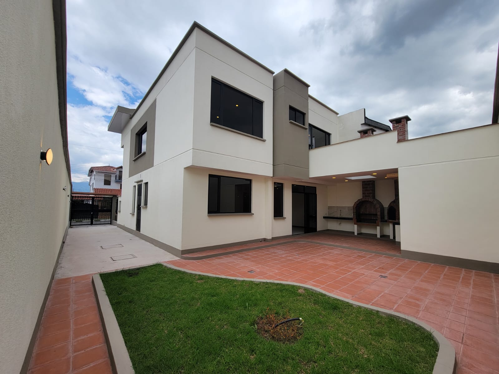 WhatsApp Image 2026-05-28 at 1.12.35 PM (15) VENDO CASA DE LUJO EN LOS CHILLOS