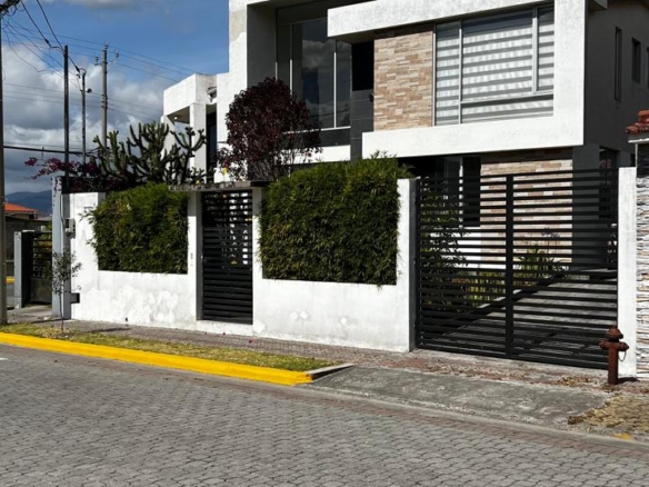 VENDO BONITA CASA EN SANGOLQUI DENTRO DE URBANIZACION CERRADA