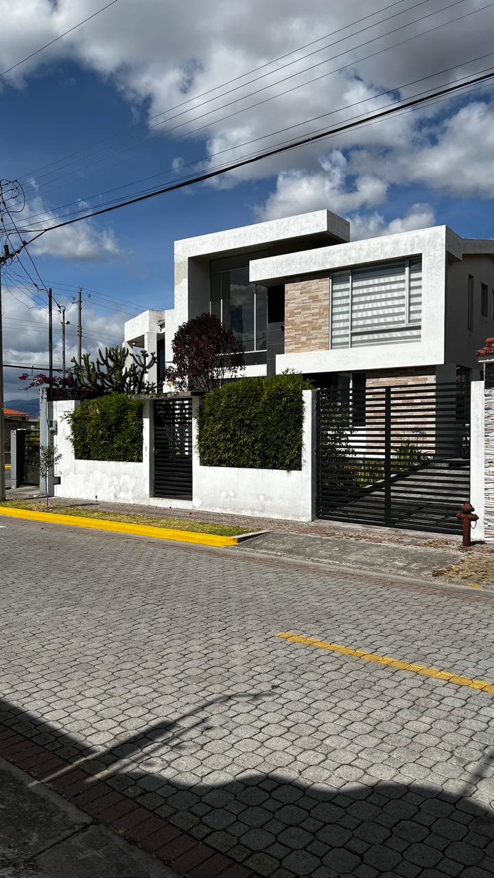 WhatsApp Image 2026-08-16 at 2.26.29 PM (15) VENDO BONITA CASA EN SANGOLQUI DENTRO DE URBANIZACION CERRADA